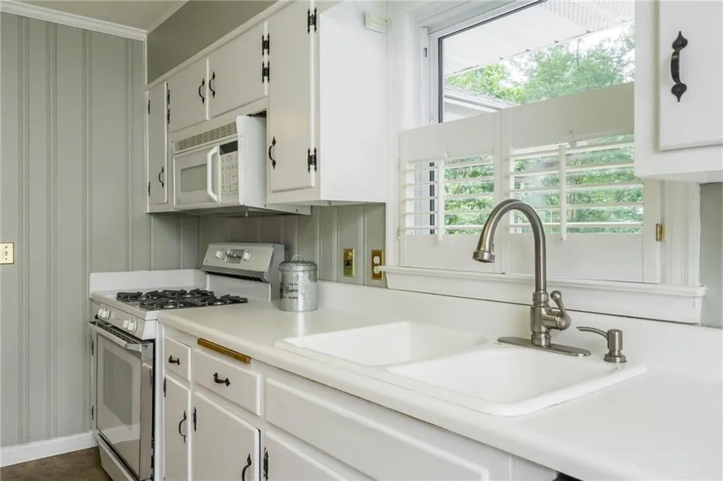 680 Carriage Drive, Sandy Springs, Georgia 30328, 3 Bedrooms Bedrooms, ,2 BathroomsBathrooms,Residential,Sold,680 Carriage Drive,6906377