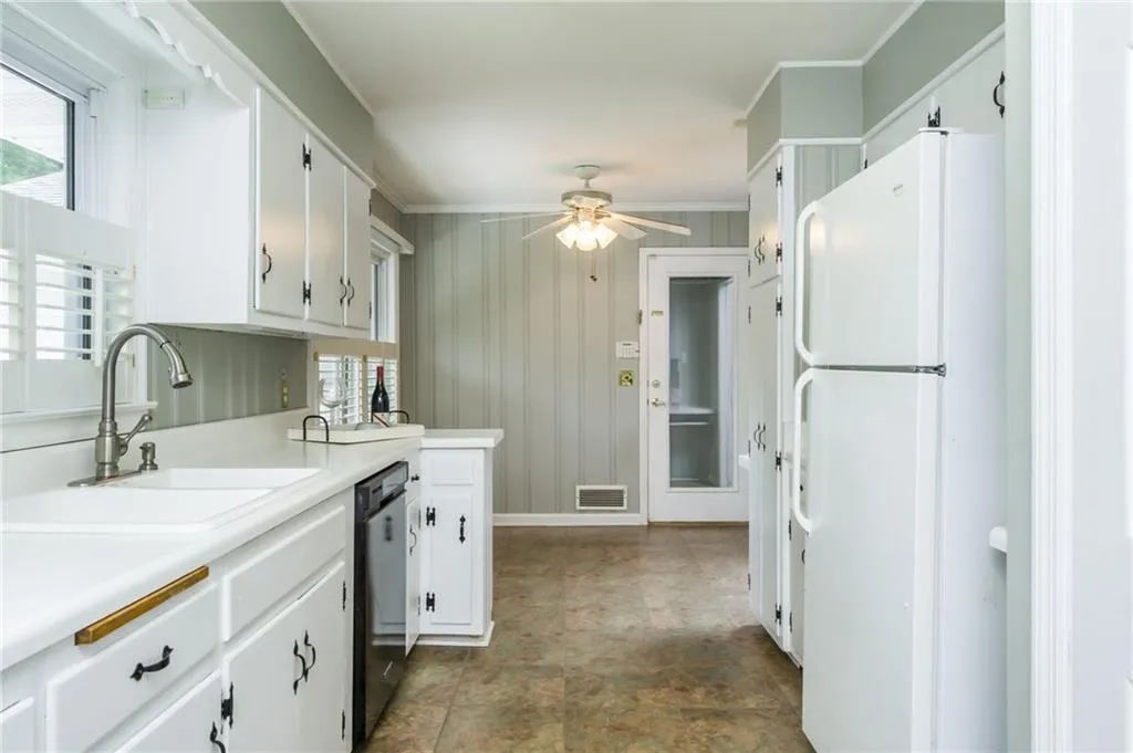 680 Carriage Drive, Sandy Springs, Georgia 30328, 3 Bedrooms Bedrooms, ,2 BathroomsBathrooms,Residential,Sold,680 Carriage Drive,6906377