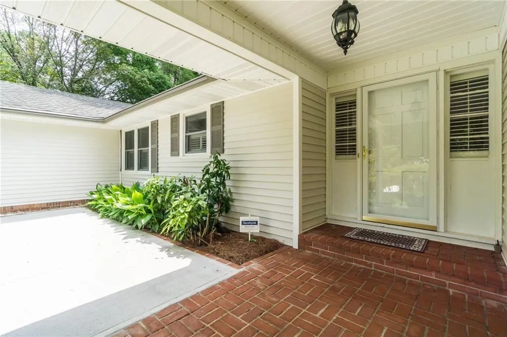 680 Carriage Drive, Sandy Springs, Georgia 30328, 3 Bedrooms Bedrooms, ,2 BathroomsBathrooms,Residential,Sold,680 Carriage Drive,6906377