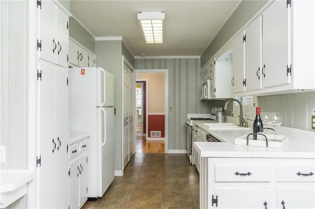 680 Carriage Drive, Sandy Springs, Georgia 30328, 3 Bedrooms Bedrooms, ,2 BathroomsBathrooms,Residential,Sold,680 Carriage Drive,6906377