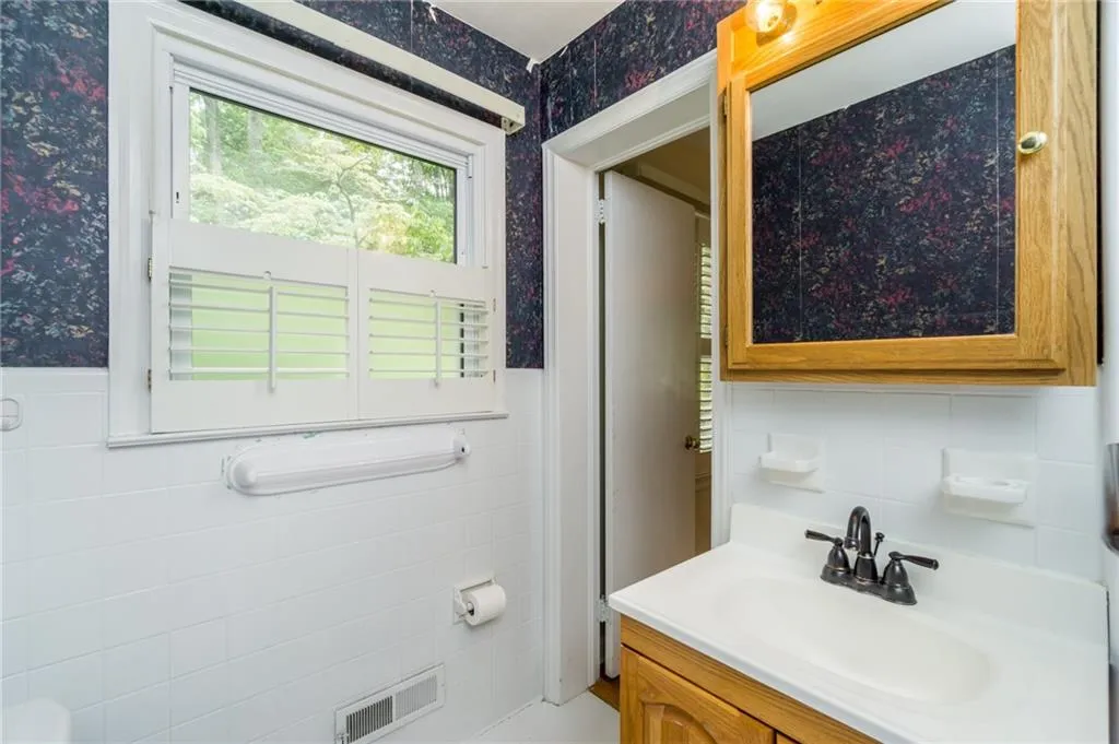 680 Carriage Drive, Sandy Springs, Georgia 30328, 3 Bedrooms Bedrooms, ,2 BathroomsBathrooms,Residential,Sold,680 Carriage Drive,6906377