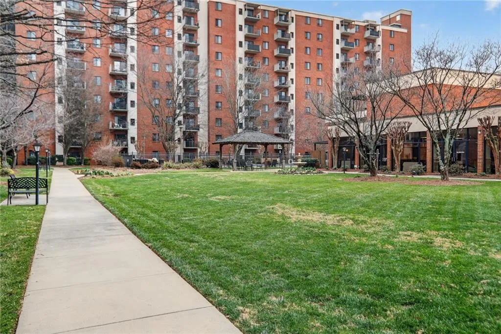 View of apartment building / complex