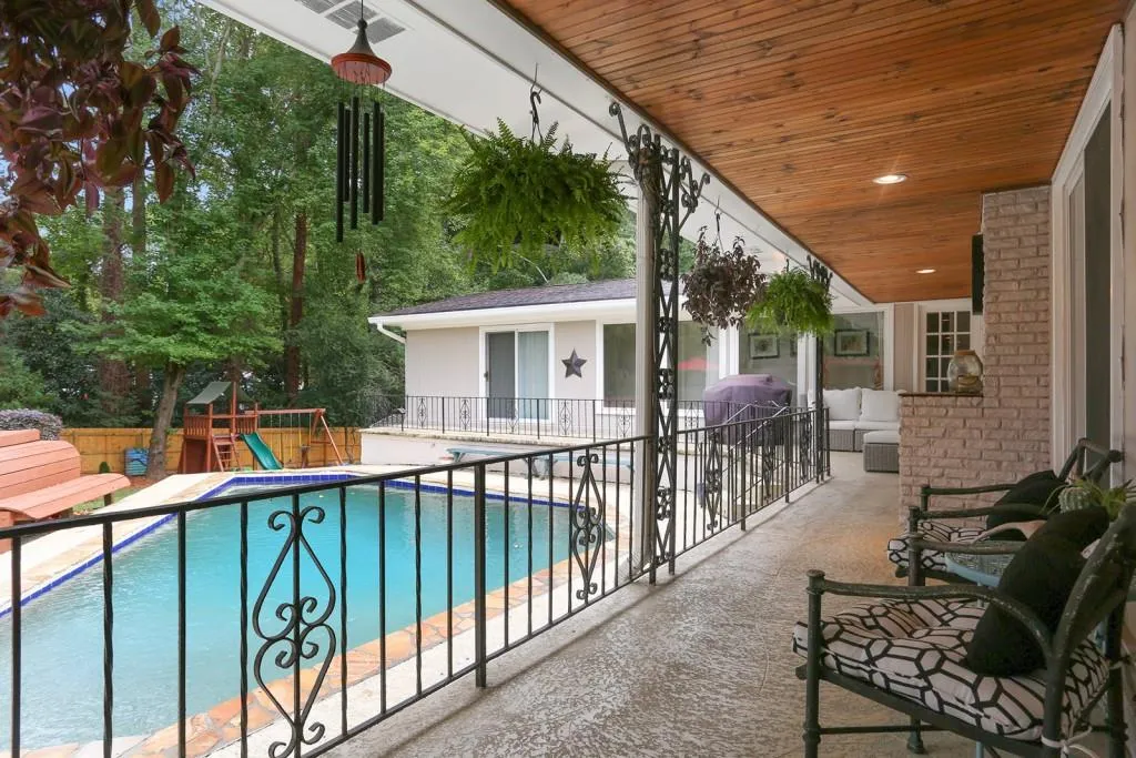 715 Glenforest Road, Atlanta, Georgia 30328, 3 Bedrooms Bedrooms, ,2 BathroomsBathrooms,Residential,Sold,715 Glenforest Road,6091086