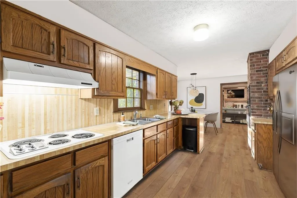 6985 Wycombe Road, Sandy Springs, Georgia 30328, 6 Bedrooms Bedrooms, ,3 BathroomsBathrooms,Residential,Sold,6985 Wycombe Road,6949540