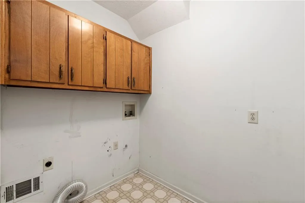 6985 Wycombe Road, Sandy Springs, Georgia 30328, 6 Bedrooms Bedrooms, ,3 BathroomsBathrooms,Residential,Sold,6985 Wycombe Road,6949540