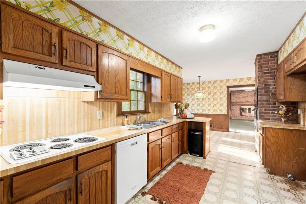 6985 Wycombe Road, Sandy Springs, Georgia 30328, 6 Bedrooms Bedrooms, ,3 BathroomsBathrooms,Residential,Sold,6985 Wycombe Road,6949540