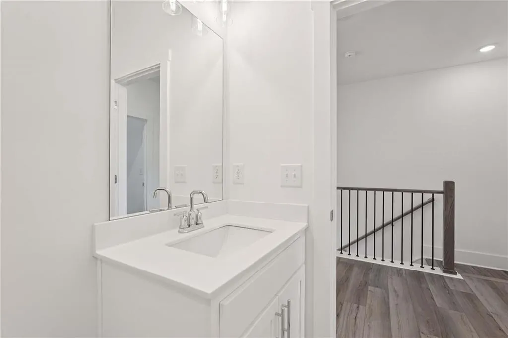Guest bathroom. Guest bathroom.