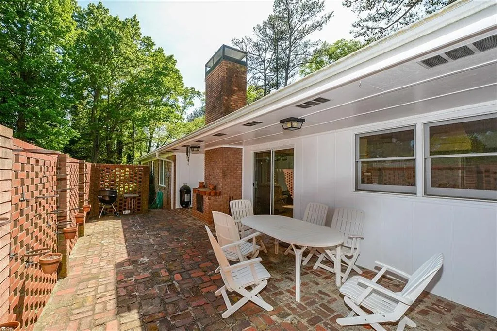 5865 Greenbrier Road, Atlanta, Georgia 30328, 4 Bedrooms Bedrooms, ,2 BathroomsBathrooms,Residential,Sold,5865 Greenbrier Road,5678607