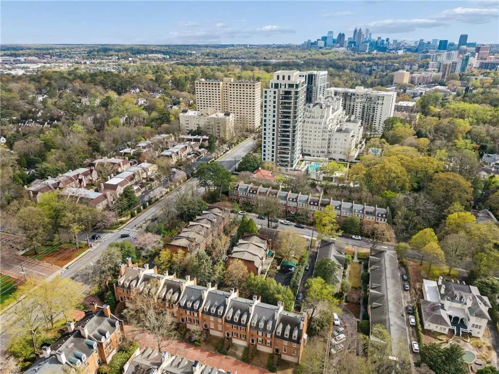 A stones throw from shops, restaurants and grocery