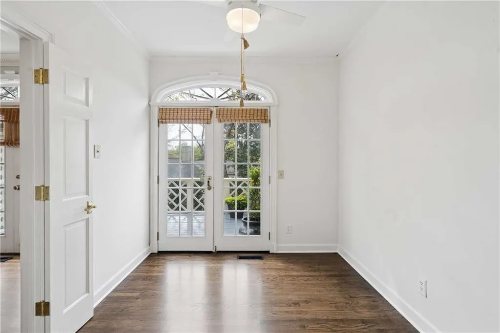 Large eat in area in kitchen