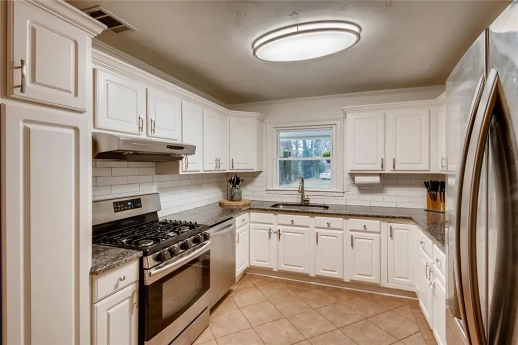 175 Chaseland Road, Atlanta, Georgia 30328, 3 Bedrooms Bedrooms, ,2 BathroomsBathrooms,Residential,Sold,175 Chaseland Road,6685506