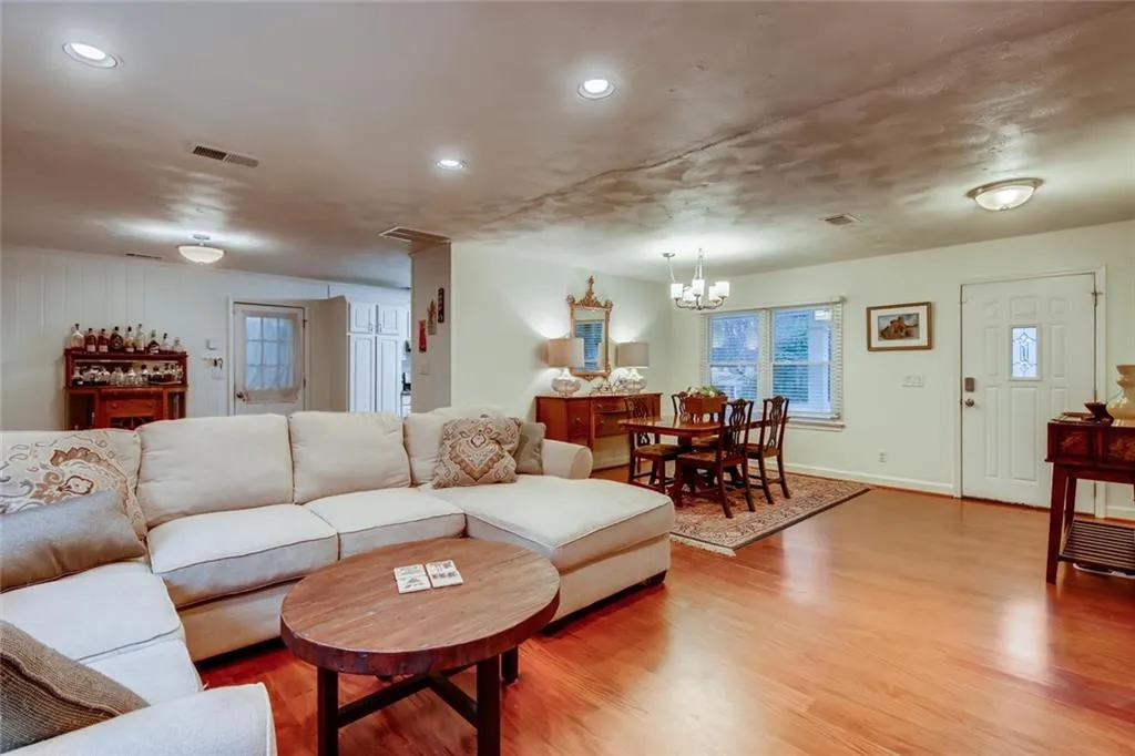 175 Chaseland Road, Atlanta, Georgia 30328, 3 Bedrooms Bedrooms, ,2 BathroomsBathrooms,Residential,Sold,175 Chaseland Road,6685506