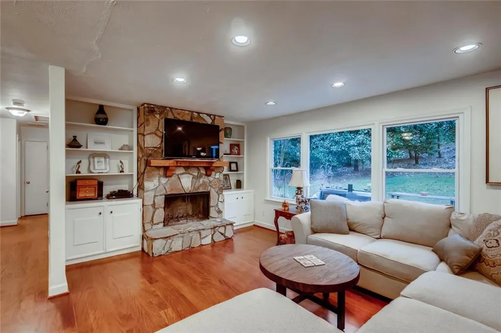 175 Chaseland Road, Atlanta, Georgia 30328, 3 Bedrooms Bedrooms, ,2 BathroomsBathrooms,Residential,Sold,175 Chaseland Road,6685506