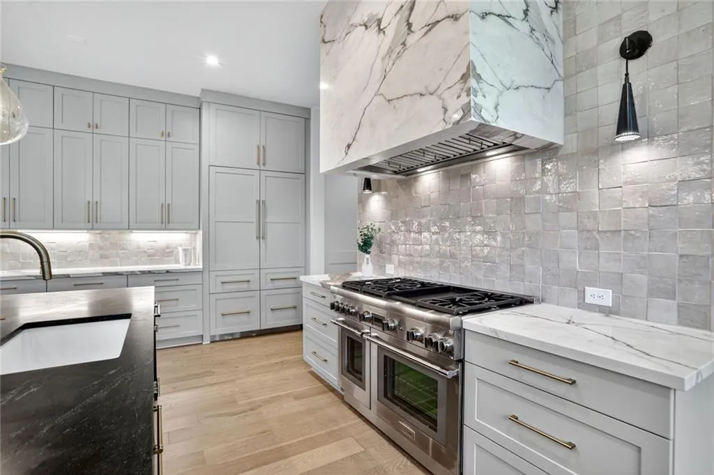 Quartz wrapped range hood is breath taking.