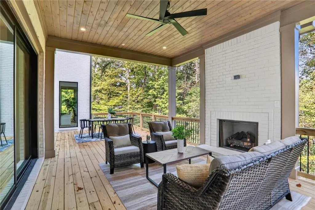Primo lot in E.Nancy Creek with lots of privacy and wooded views. When the leaves are down you have lovely views of the neighborhood.