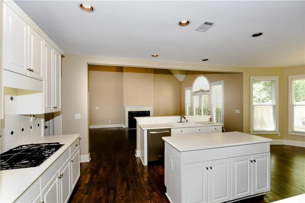 275 Windsor Gate Cove, Atlanta, Georgia 30342, 4 Bedrooms Bedrooms, ,3 BathroomsBathrooms,Residential,Sold,275 Windsor Gate Cove,6614931