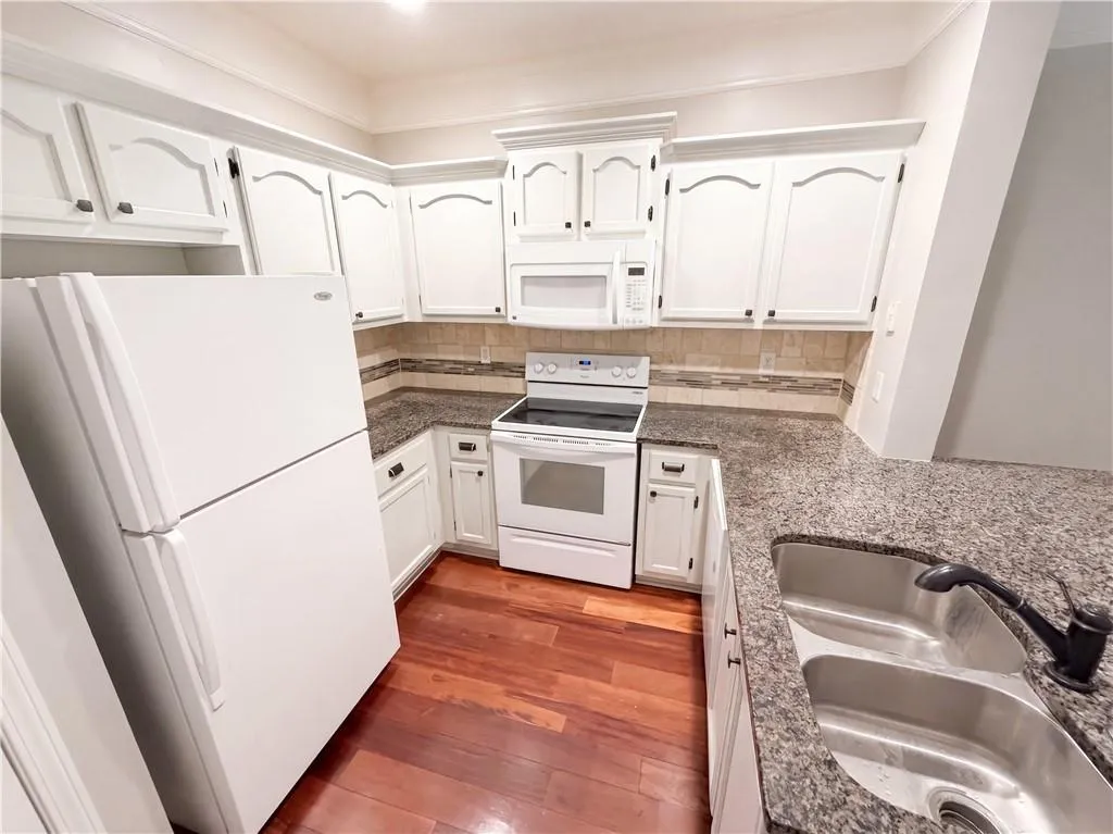 2700 Pine Tree Road Ne Unit 3006, Atlanta, Georgia 30324, 1 Bedroom Bedrooms, 0 ,1 BathroomBathrooms,Residential,For Sale,2700 Pine Tree Road Ne Unit 3006,7722111