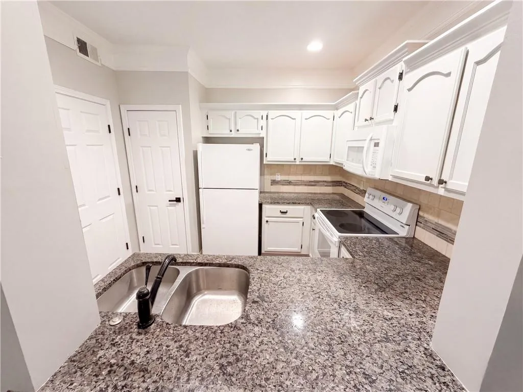 2700 Pine Tree Road Ne Unit 3006, Atlanta, Georgia 30324, 1 Bedroom Bedrooms, 0 ,1 BathroomBathrooms,Residential,For Sale,2700 Pine Tree Road Ne Unit 3006,7722111