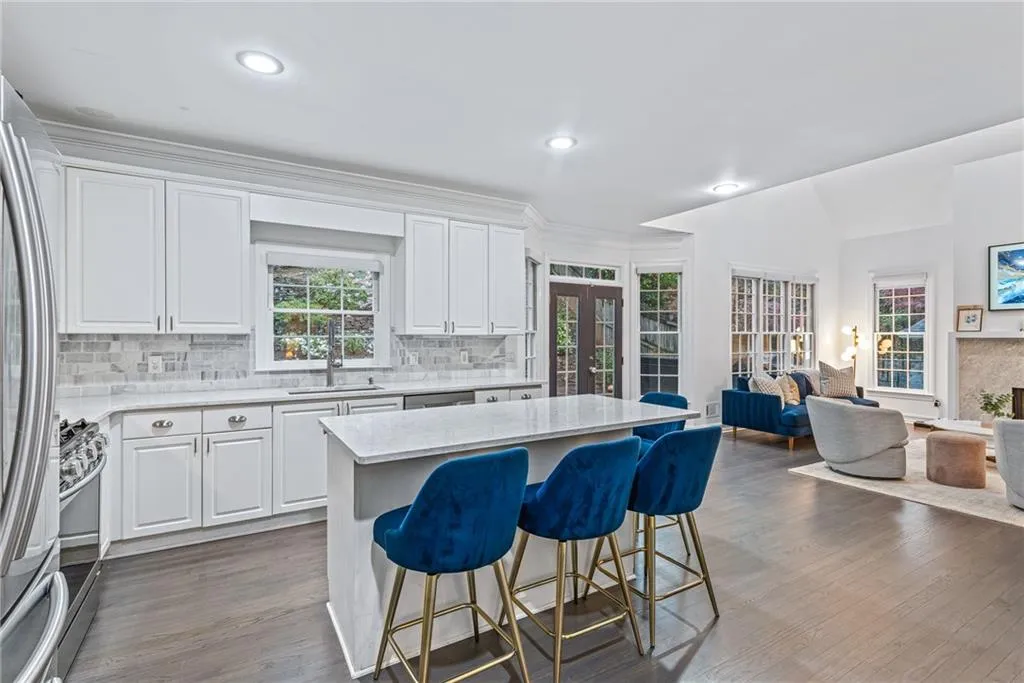 325 Ledgemont Court, Atlanta, Georgia 30342, 5 Bedrooms Bedrooms, ,4 BathroomsBathrooms,Residential,Sold,325 Ledgemont Court,7030572