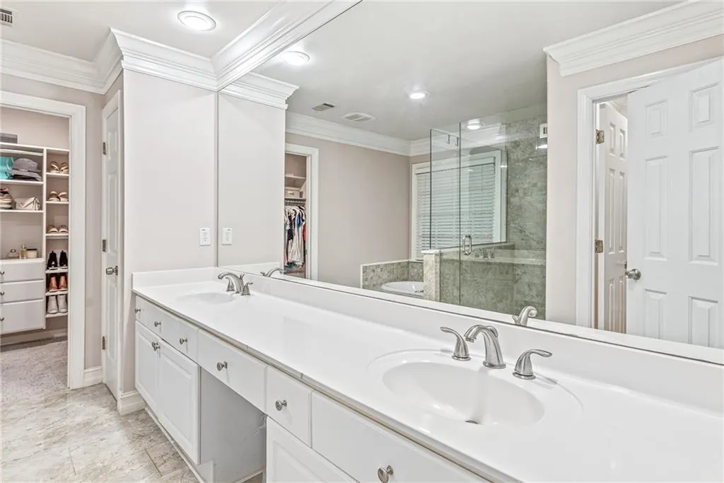 325 Ledgemont Court, Atlanta, Georgia 30342, 5 Bedrooms Bedrooms, ,4 BathroomsBathrooms,Residential,Sold,325 Ledgemont Court,7030572
