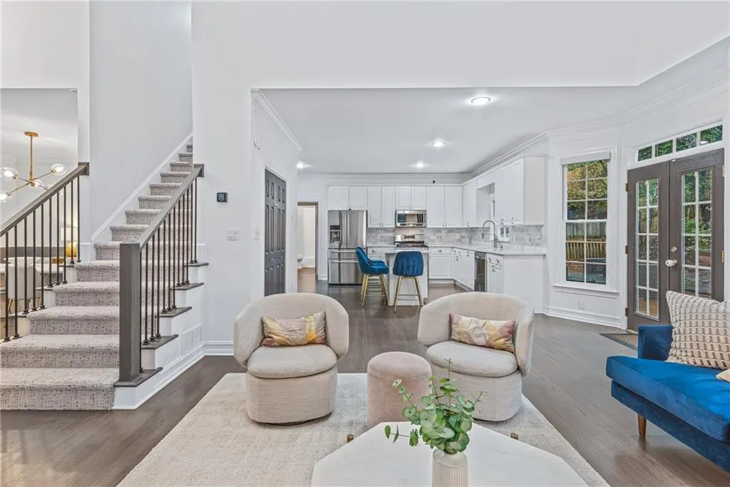 325 Ledgemont Court, Atlanta, Georgia 30342, 5 Bedrooms Bedrooms, ,4 BathroomsBathrooms,Residential,Sold,325 Ledgemont Court,7030572