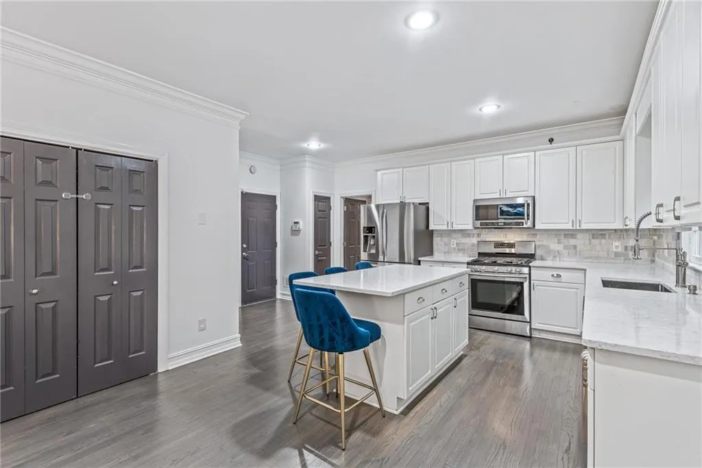 325 Ledgemont Court, Atlanta, Georgia 30342, 5 Bedrooms Bedrooms, ,4 BathroomsBathrooms,Residential,Sold,325 Ledgemont Court,7030572
