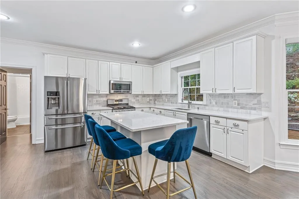 325 Ledgemont Court, Atlanta, Georgia 30342, 5 Bedrooms Bedrooms, ,4 BathroomsBathrooms,Residential,Sold,325 Ledgemont Court,7030572