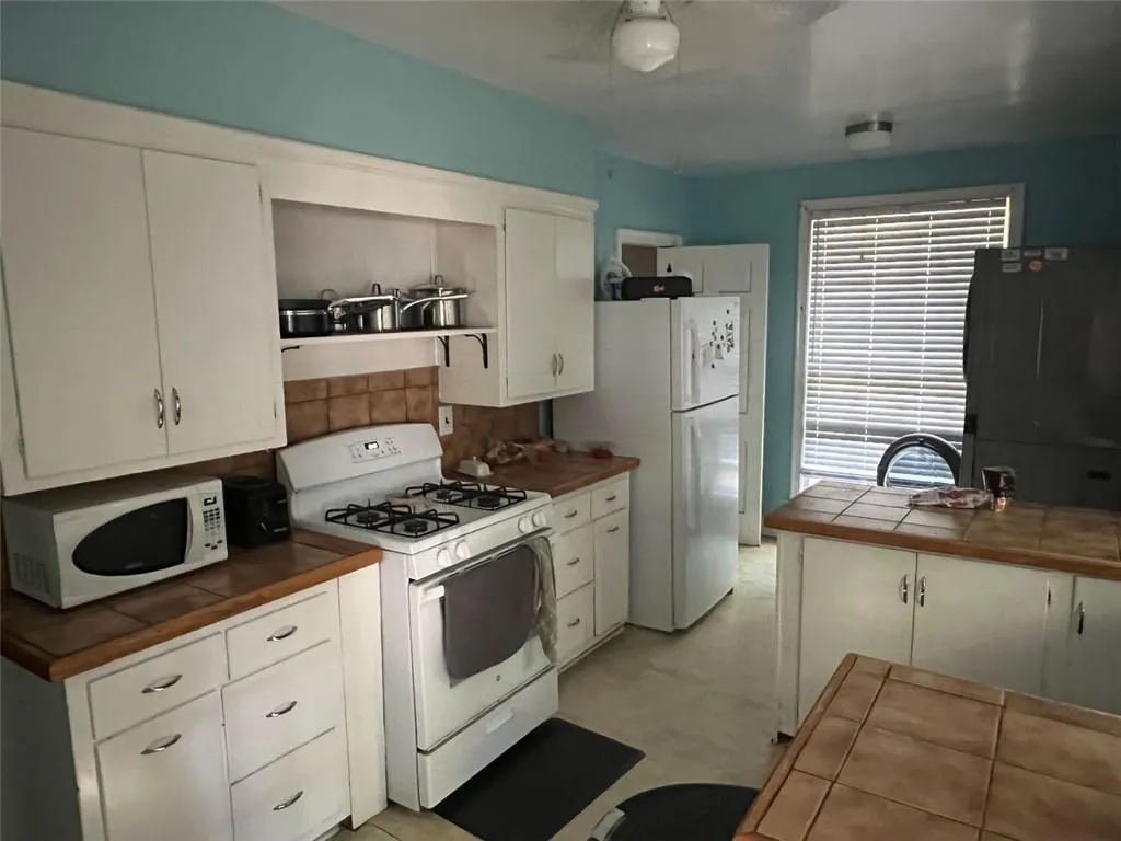 3612 N Stratford Rd Ne, Atlanta, Georgia 30342, 4 Bedrooms Bedrooms, ,3 BathroomsBathrooms,Residential,For Sale,3612 N Stratford Rd Ne,7662018