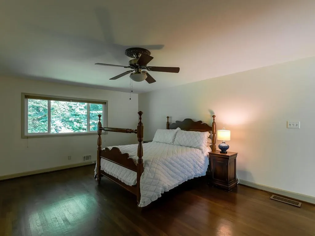 1580 Huntingdon Trail, Sandy Springs, Georgia 30350, 5 Bedrooms Bedrooms, ,3 BathroomsBathrooms,Residential,Sold,1580 Huntingdon Trail,6793751