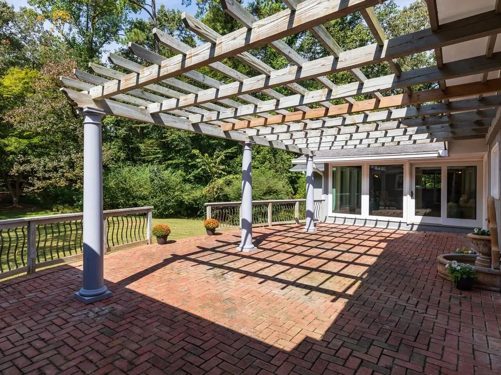 1580 Huntingdon Trail, Sandy Springs, Georgia 30350, 5 Bedrooms Bedrooms, ,3 BathroomsBathrooms,Residential,Sold,1580 Huntingdon Trail,6793751