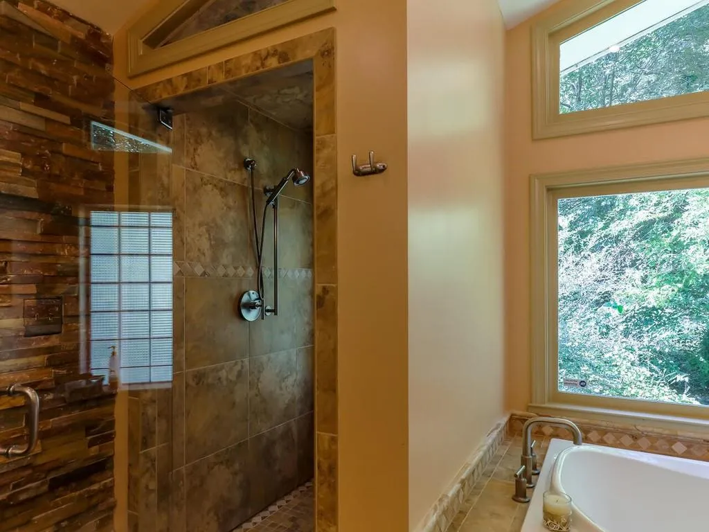 1580 Huntingdon Trail, Sandy Springs, Georgia 30350, 5 Bedrooms Bedrooms, ,3 BathroomsBathrooms,Residential,Sold,1580 Huntingdon Trail,6793751