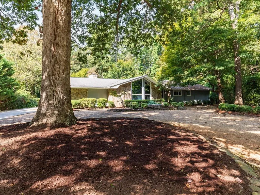 1580 Huntingdon Trail, Sandy Springs, Georgia 30350, 5 Bedrooms Bedrooms, ,3 BathroomsBathrooms,Residential,Sold,1580 Huntingdon Trail,6793751