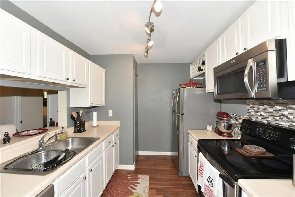3655 Habersham Road Ne Unit 242, Atlanta, Georgia 30305, 2 Bedrooms Bedrooms, ,2 BathroomsBathrooms,Residential,Sold,3655 Habersham Road Ne Unit 242,5919503