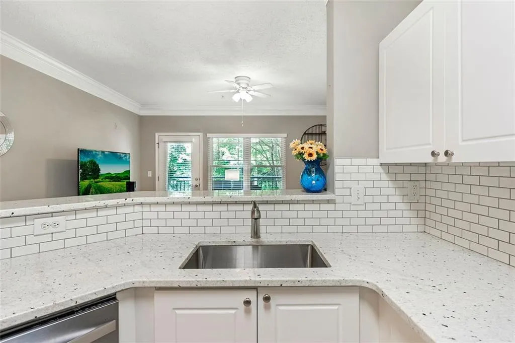 5559 Glenridge Drive Unit 2203, Atlanta, Georgia 30342, 2 Bedrooms Bedrooms, ,2 BathroomsBathrooms,Residential,Sold,5559 Glenridge Drive Unit 2203,6893874