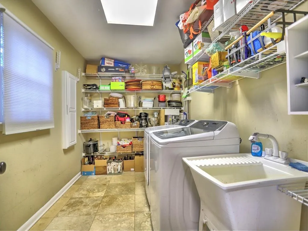 350 Thornwood Drive, Sandy Springs, Georgia 30328, 4 Bedrooms Bedrooms, ,4 BathroomsBathrooms,Residential,Sold,350 Thornwood Drive,7061035