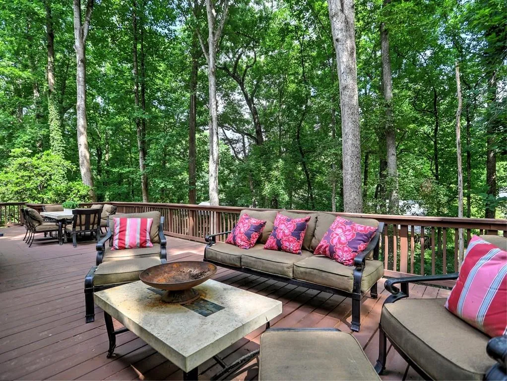350 Thornwood Drive, Sandy Springs, Georgia 30328, 4 Bedrooms Bedrooms, ,4 BathroomsBathrooms,Residential,Sold,350 Thornwood Drive,7061035