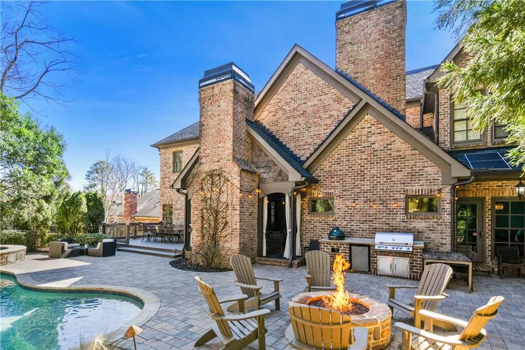 730 E Northway Lane, Atlanta, Georgia 30342, 6 Bedrooms Bedrooms, ,6 BathroomsBathrooms,Residential,Sold,730 E Northway Lane,7009196