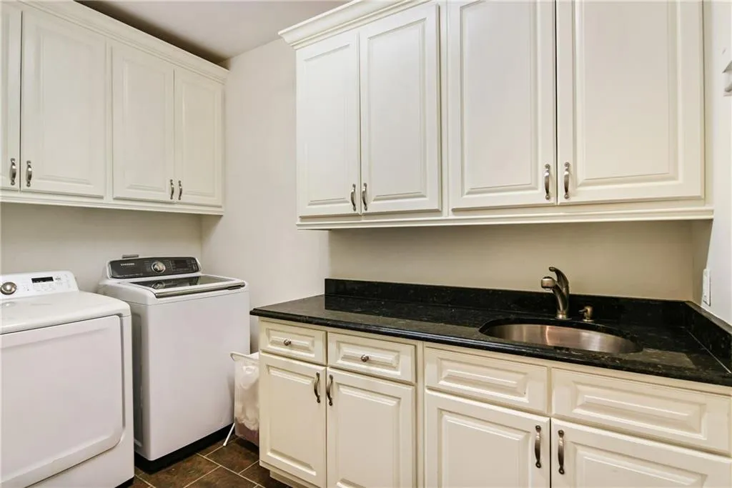 730 E Northway Lane, Atlanta, Georgia 30342, 6 Bedrooms Bedrooms, ,6 BathroomsBathrooms,Residential,Sold,730 E Northway Lane,7009196