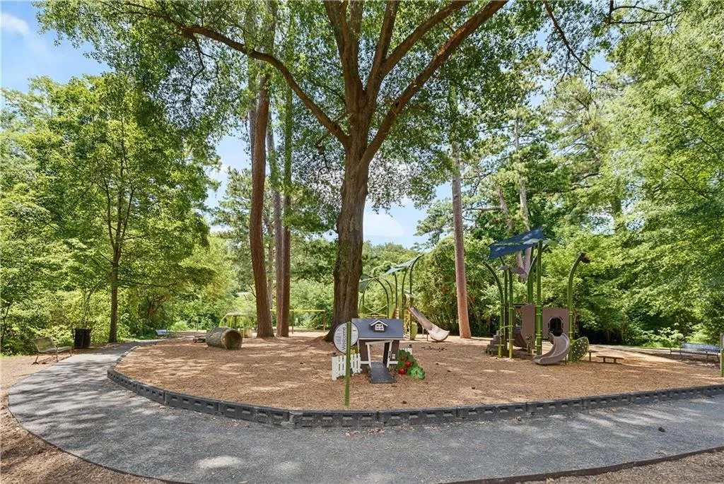 22 Collier Road Nw Unit 8, Atlanta, Georgia 30309, 1 Bedroom Bedrooms, ,1 BathroomBathrooms,Residential,For Sale,22 Collier Road Nw Unit 8,7648396
