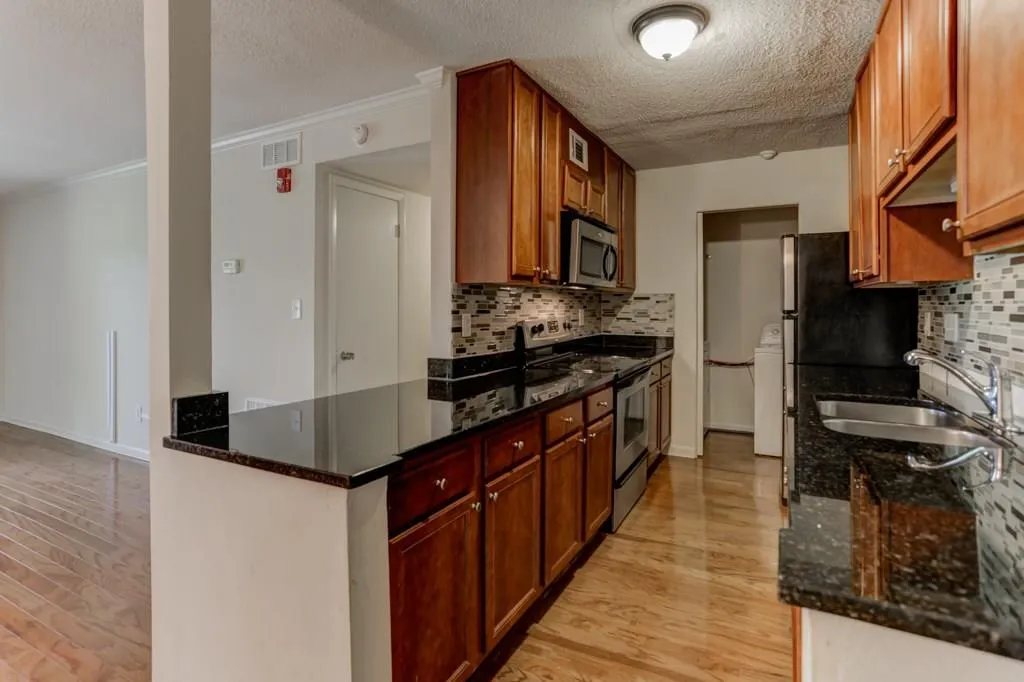 5095 Roswell Road Unit 205, Atlanta, Georgia 30342, 2 Bedrooms Bedrooms, ,2 BathroomsBathrooms,Residential,Sold,5095 Roswell Road Unit 205,6012484