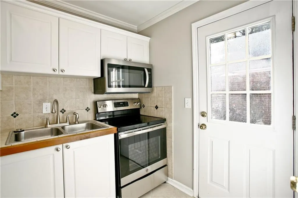 5375 Roswell Road Unit C5, Atlanta, Georgia 30342, 2 Bedrooms Bedrooms, ,1 BathroomBathrooms,Residential,Sold,5375 Roswell Road Unit C5,6073428