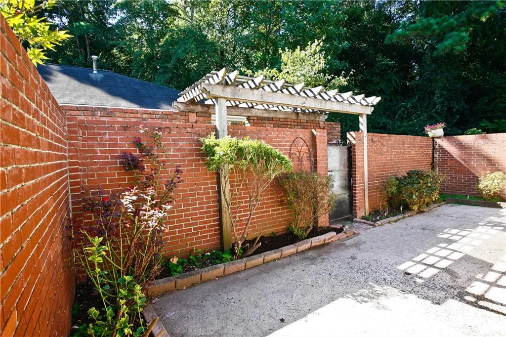 5375 Roswell Road Unit C5, Atlanta, Georgia 30342, 2 Bedrooms Bedrooms, ,1 BathroomBathrooms,Residential,Sold,5375 Roswell Road Unit C5,6073428