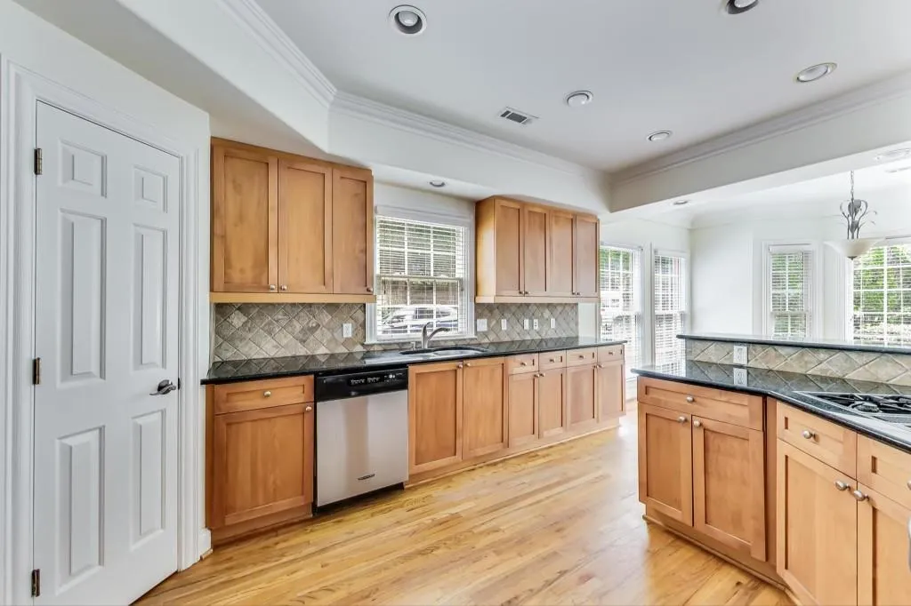 6375 Glenridge Drive Unit 200, Atlanta, Georgia 30328, 4 Bedrooms Bedrooms, ,3 BathroomsBathrooms,Residential,Sold,6375 Glenridge Drive Unit 200,6943613