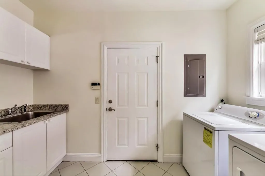 6375 Glenridge Drive Unit 200, Atlanta, Georgia 30328, 4 Bedrooms Bedrooms, ,3 BathroomsBathrooms,Residential,Sold,6375 Glenridge Drive Unit 200,6943613