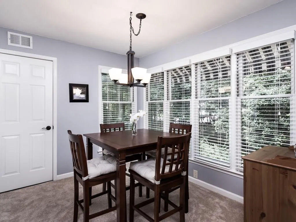 702 Garden Court, Atlanta, Georgia 30328, 2 Bedrooms Bedrooms, ,2 BathroomsBathrooms,Residential,Sold,702 Garden Court,5901785