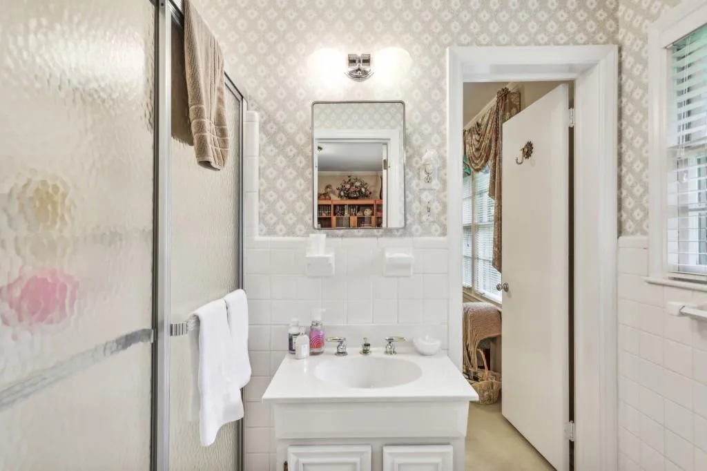 255 Beachland Drive, Atlanta, Georgia 30342, 3 Bedrooms Bedrooms, ,3 BathroomsBathrooms,Residential,Sold,255 Beachland Drive,7369030