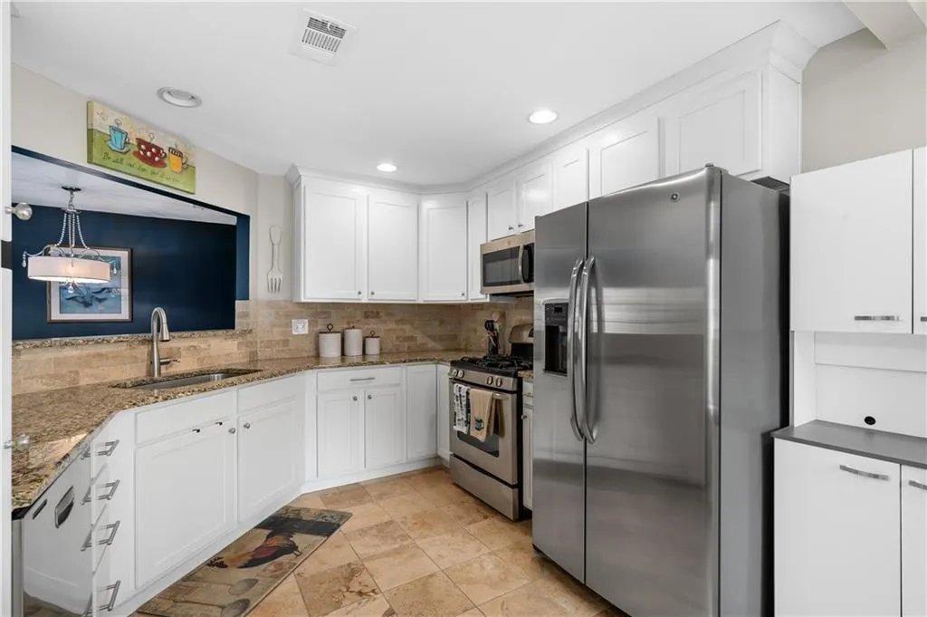 71 Dunwoody Springs Drive, Atlanta, Georgia 30328, 3 Bedrooms Bedrooms, ,2 BathroomsBathrooms,Residential,Sold,71 Dunwoody Springs Drive,7494054