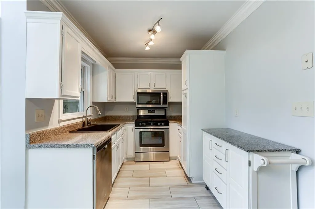 7500 Roswell Road Unit 88, Sandy Springs, Georgia 30350, 2 Bedrooms Bedrooms, ,2 BathroomsBathrooms,Residential,Sold,7500 Roswell Road Unit 88,6551765