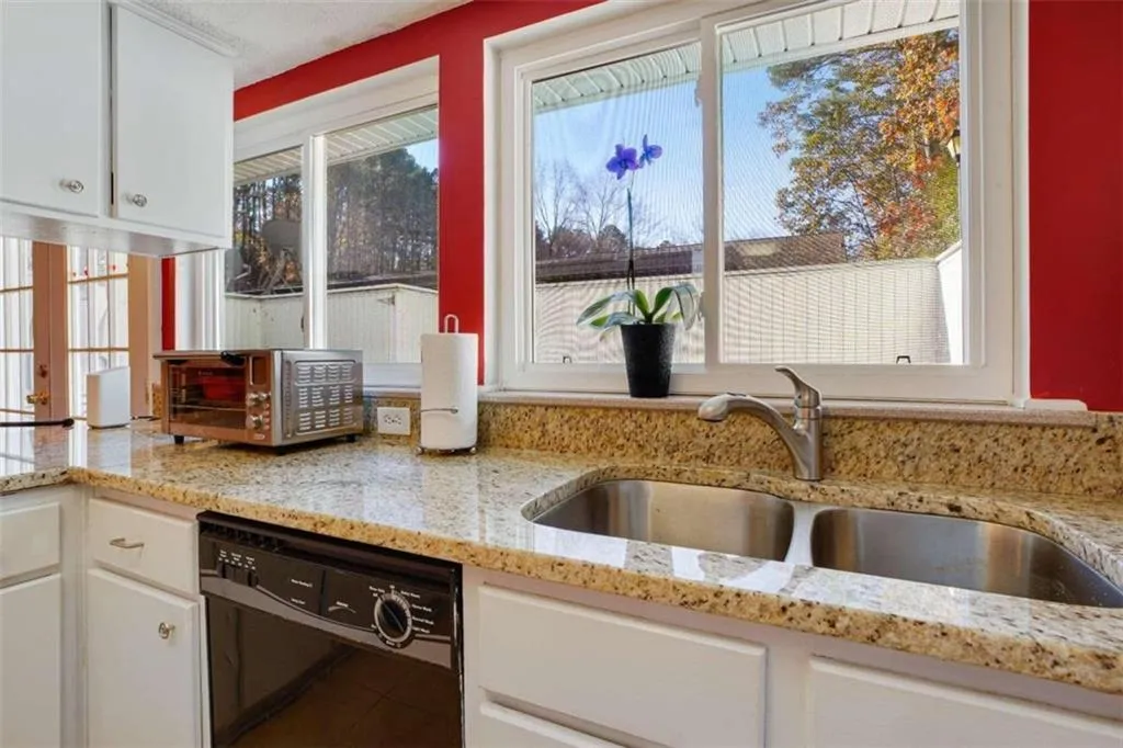 7124 Stonington, Sandy Springs, Georgia 30328, 3 Bedrooms Bedrooms, ,2 BathroomsBathrooms,Residential,Sold,7124 Stonington,6834705