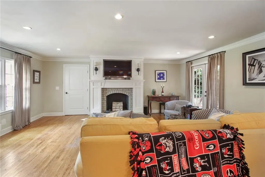 7265 Dunhill Terrace, Sandy Springs, Georgia 30328, 4 Bedrooms Bedrooms, ,3 BathroomsBathrooms,Residential,Sold,7265 Dunhill Terrace,6937857